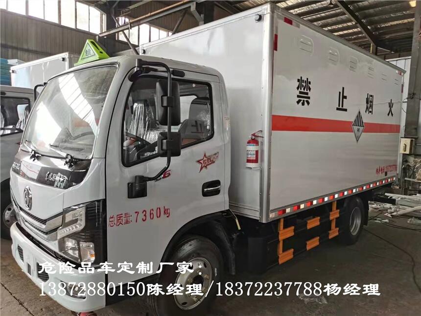 揚州東風天錦高頂雙臥國六8類腐蝕品類運輸車 