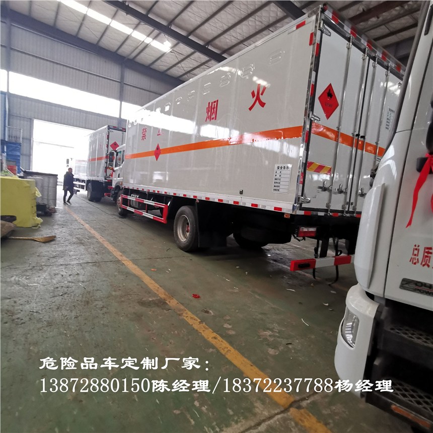 揚州東風天錦高頂雙臥國六8類腐蝕品類運輸車 